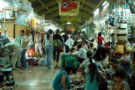 Cảnh mua bán sầm uất tại chợ Bến Thành - TP. Hồ Chí Minh (Ảnh: Internet)