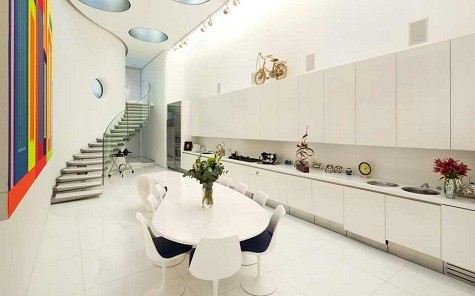 Giá: 8,5 triệu bảng Căn nhà có 5 phòng ngủ tại một thị trấn ở Luân Đôn sở hữu nhà bếp được thiết kế theo phong cách hiện đại với gam màu trắng chủ đạo. Kiến trúc và cách bài trí khá đơn giản và tiện lợi.