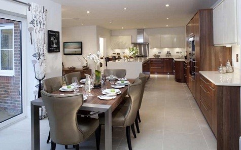 Giá: 1,2 triệu bảng Ngôi nhà ở Bournewood Grove, Warlingham, Surrey với nhà bếp được xây dựng và trang trí gam màu nâu và trắng.