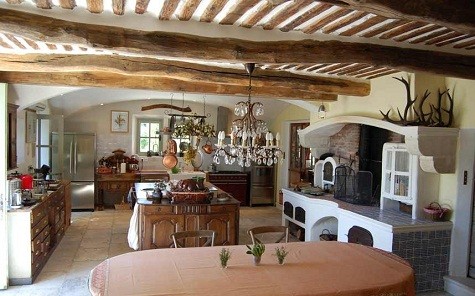 Ngôi biệt thự ở trung tâm của Alpilles, Provence, Pháp, có 2 phòng tiếp tân, 5 phòng ngủ và 5 phòng tắm và nhà bếp này - tất cả đều mang vẻ đẹp hài hòa giữa cổ điển và hiện đại.
