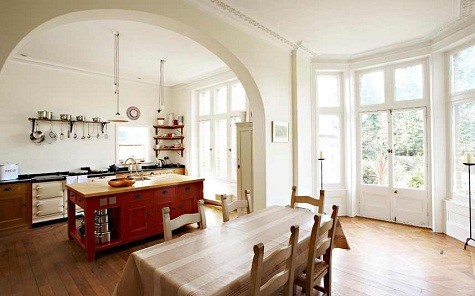 Giá: 1,9 triệu bảng Ngôi nhà được xây dựng vào thế kỷ 19 tại Cobbetts Hill, Weybridge, Surrey, với nhà bếp sang trọng và ấm cúng được làm từ đá granite và sàn gỗ sồi. Nhà bếp thoáng mát với các cửa sổ kính trắng nhìn ra vườn.