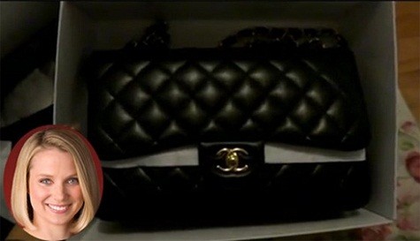 Bà mang túi xách của Chanel giá 4.000 USD.