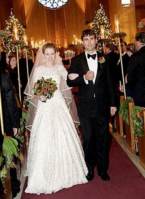 Trong đám cưới năm 2009 với người chồng Zach Bogue, Mayer mặc váy cưới "tuyết rơi" của nhà thiết kế Reem Acra.