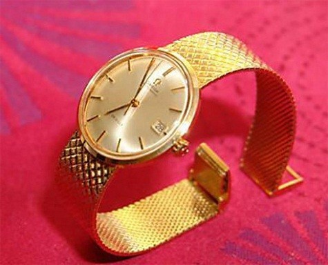 Bà đeo đồng hồ mạ vàng Omega De Ville giá 20.000 USD.