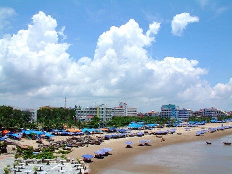 Bãi biển Sầm Sơn tuyệt đẹp với làn nước trong xanh (Ảnh: Internet)