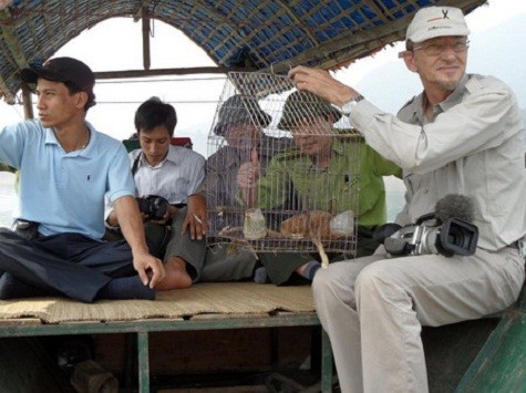 Ông Kloeble George, chuyên viên hỗ trợ phát triển của Đức và nhóm kiểm lâm đã giải thoát cho nhiều cá thể cu li tại vùng rừng thuộc tỉnh Thanh Hoá, Việt Nam. "Ở khắp mọi nơi trong khu vực này đều có các nhà hàng phục vụ thịt khỉ", ông cho biết.