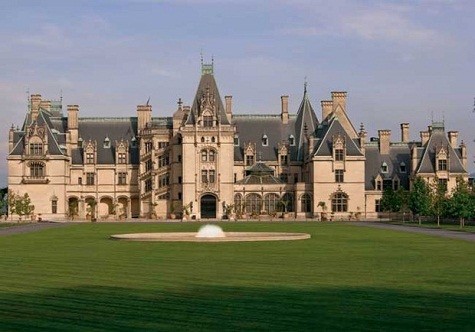 1. Biltmore Mansion, Asheville, Bắc Carolina Được xây dựng bởi George Washington Vanderbilt II, mang phong cách của một lâu đài, với diện tích hàng nghìn m2, tòa dinh thự này làn tài sản thuộc sở hữu tư nhân lớn nhất tại Hoa Kỳ.