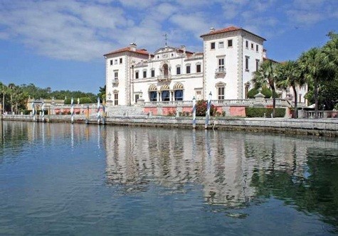 7. Vizcaya, Miami, Florida Lấy cảm hứng từ khu vườn châu Âu, biệt thự Miami này nhìn ra vịnh Biscayne. Hoàn thành vào năm 1916, nó mang vẻ đẹp cổ điển và hết sức tinh tế bởi các chi tiết trang trí.