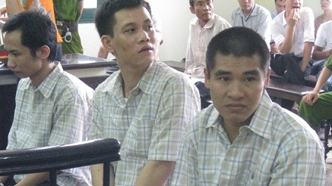 Lê Minh Vương (bên phải) cùng đồng phạm tại toà