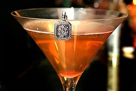 2. Diamond Is Forever Martini Giá: 1,8 triệu Yên (khoảng 22,589 USD) Ritz-Carlton, Tokyo, Nhật Bản Được làm với công thức vodka ướp lạnh, nước cốt chanh tươi, 1 carat kim cương… Nếu bạn xuất hiện trước mặt người yêu và cầu hôn cô ấy với ly cocktail này, khả năng nàng gật đầu đồng ý là rất lớn.
