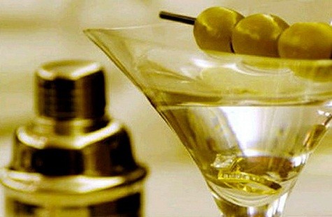 4. Martini On The Rock Giá: $ 10.000 Bar Blue, Algonquin Hotel, New York, Mỹ Loại đồ uống này có xuất xứ từ Blue Bar, khách sạn Algonquin của Mỹ. Công thức pha chế gồm Grey Goose Vodka, vermouth khô và màu xanh của lá cây ô liu… Nghe có vẻ đơn giản và chưa đến 10.000$ nhưng một chiếc nhẫn kim cương được đặt ở đáy của ly cocktail đã khiến nó trở thành thức uống xa xỉ. Giá trị lớn hay nhỏ của ly cocktail này phụ thuộc vào giá trị của chiếc nhẫn kim cương đặt trong đó. Để sở hữu một ly cocktail đắt giá này, khách hàng phải đặt trước 3 ngày.
