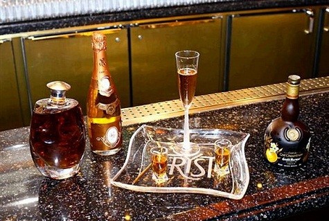 7. Menage A Trois Giá: 3.000 $ Poker, Wynn Hotel, Las Vegas, Hoa Kỳ Đây là loại đồ uống phổ biến của khách sạn Wynn. Công thức pha chế gồm có các thành phần đắt tiền như Cristal vang hồng, Hennessy Ellipse và Grand Marnier Cent Cinquantenaire. Ngoài ra nó còn chứa 23 carat vàng mảnh và xi-rô vàng lỏng ở phía đáy ly.