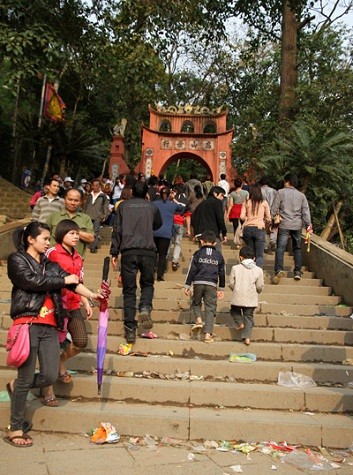 Dọc bậc thang lên đền Hùng, rác thải tràn lan.