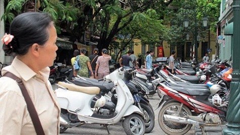 Phố Nguyễn Xí gần một nửa lòng đường trở thành bãi đỗ xe máy.