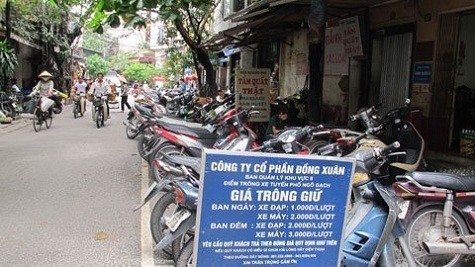 Phố Ngõ Gạch lòng đường chỉ rộng chưa đến 6m nhưng vẫn được Sở GTVT cấp phép làm bãi đỗ xe.