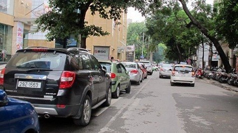 Tại phố Đoàn Trần Nghiệp, 2 bên đường ô tô và xe máy cũng đỗ chật cứng.