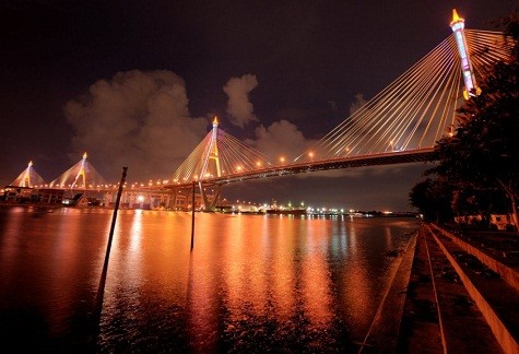 Cầu Bhumibol về đêm. Những ánh điện trên cầu hắt xuống mặt sông đỏ lòe