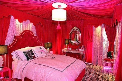Giường ngủ ngập trong màu hồng