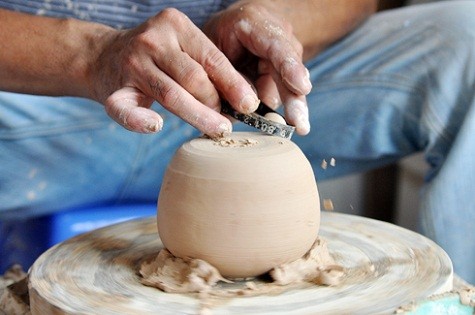 Anh Phùng Bạch Long, một thợ cả tại Bát Tràng cũng tranh thủ thời gian xưởng gốm đang ít việc để ra cửa hàng kinh doanh cùng vợ. Ngoài việc hướng dẫn cho khách tham gia, anh cũng là người hoàn thiện lại các sản phẩm của khách trước khi trang trí.