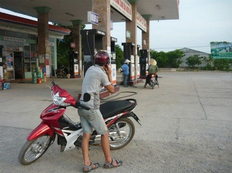 Những hình ảnh ghi lại tại một số cây xăng ở Thanh Hóa, người dân vẫn sử dụng điện thoại ở cây xăng