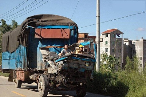 Chiếc xe tải, được cho là thuộc thương hiệu Dongfeng, chạy trên một con đường ở tỉnh Quảng Đông trong tình trạng đặc biệt. Tài xế có đội mũ bảo hiểm. Ảnh: Carnewschina.