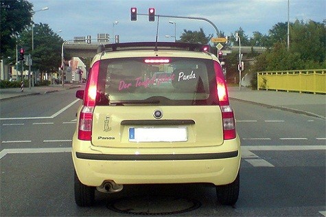 Trên kính hậu của chiếc Fiat Panda màu vàng là dòng chữ: "Quỷ dữ lái Panda".