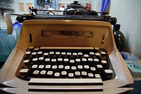 Chiếc máy đánh chữ cũ được một người ở miền Nam tặng chủ cửa hàng.