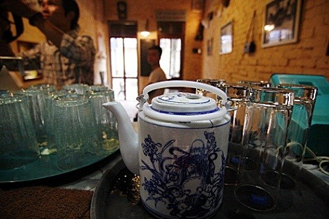 Tách trà anh Minh cất công lấy từ vùng quê Nam Định.