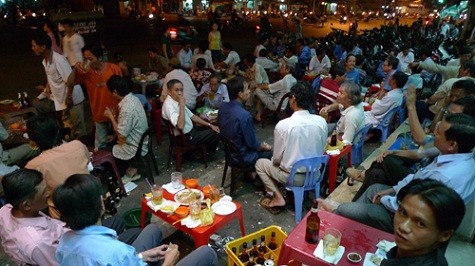 Trên môt con phố Hà Nội, quán nhậu tràn khắp vỉa hè mất lối đi . Ảnh: Maskonline