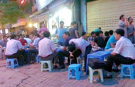 Cảnh tượng sau giờ tan tầm tại một quán nhậu trên phố Sơn Tây (Hà Nội) chiều 13/8. Trong quán chỉ toàn đàn ông. Ảnh: Phan Dương.