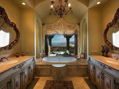 Phòng tắm bồn sang trọng tuyệt đẹp với tủ và gương được lắp cả hai bên