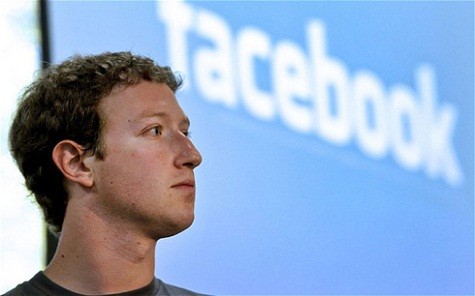 Cổ phiếu của Facebook xuống còn 19,05 USD khi chốt phiên giao dịch hôm thứ 6 (17/8) tại sàn New York, giảm một nửa so với thời điểm IPO tháng 5 vừa rồi. Tính chung cả tuần, cổ phiếu của mạng xã hội lớn nhất thế giới đã mất giá gần 13%. Facebook tụt giá chỉ một ngày sau khi thời hạn hạn chế chuyển nhượng kết thúc, cho phép các cổ đông đang sở hữu tổng cộng 271 triệu cổ phiếu của Facebook có thể bán ra. Giáo sư Erik Gordon của trường Đại học Michigan (Mỹ) cho rằng, các nhà đầu tư của Facebook đang thiếu tin tưởng vào tương lai của công ty, và một số còn cho rằng cổ phiếu sẽ còn thấp hơn nữa trong tương lai. (Vnexpress dẫn tin)