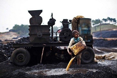 Một bộ phận lớn người dân tại Ấn Độ không phân biệt phụ nữ và trẻ em đều làm thuê để kiếm sống tại các mỏ than. Cơ quan kiểm toán quốc gia Ấn Độ hôm 17/8 nói rằng chính phủ nước này lại tiếp tục để mất một lượng lớn tiền, sau khi giao nhiều mỏ than trong nước cho các công ty tư nhân khai thác mà không thông qua việc đấu giá. Sự việc một lần nữa cho thấy công tác điều hành nền kinh tế của Ấn Độ vẫn còn nhiều vấn đề, dù nước này đã vấp phải sự cố tương tự trong ngành viễn thông, gây thiệt hại hàng chục tỉ đô la.