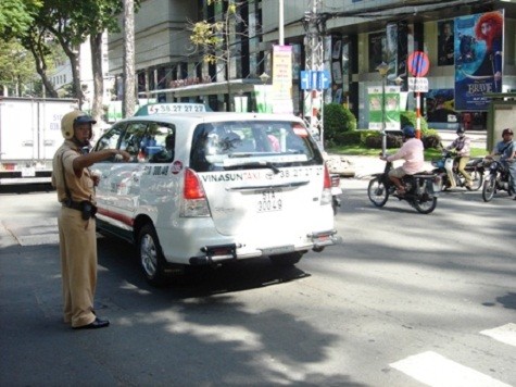 Chiêu thức khác được áp dụng hầu như tuyệt đối trong giới taxi tại Sài Gòn là đưa rước khách chạy lòng vòng. Với chiêu này, khách hàng phát hiện chỉ đường đi thì tài xế nại đủ thứ lý do như “đường này nhiều đèn đỏ”, “né công an”, “tránh kẹt xe”…