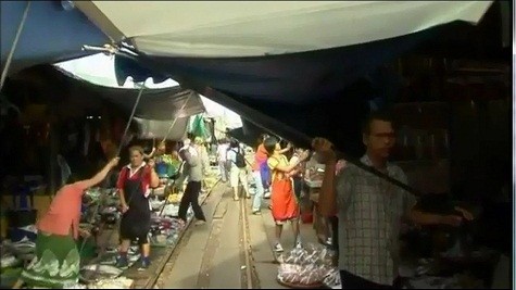 Một ngày có 8 chuyến tàu đi qua khu chợ Mae Khrong, nằm cách Bangkok 35 km. Khu chợ này vốn được xây cách xa đường tàu, nhưng dần mở rộng khi người buôn bán lấn chiếm và bày hàng hóa ra sát hai bên đường ray xe lửa.