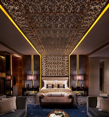 The Ritz-Carlton, Hong Kong: The Ritz Carlton Suite Căn phòng rộng 440m vuông này có tất cả mọi thứ thiết yếu: quản gia, lối đi đến Club Lounge của khách sạn, một phòng tắm mơ màng với sữa tắm và dầu gội đầu của Acqua di Parma, một không gian to cho phòng khách và phòng ăn, những chiếc khăn tắm và ga gối được trang trí đặc biệt. Nhưng việc căn phòng này nằm trên tầng 117 của Ritz-Carlton, Hong Kong—tầng cao nhất của khách sạn —mới là điểm thu hút khách nhất. Cảnh nhìn ra cảng Victoria và chính hòn đảo Hong Kong thật sự tuyệt vời. Chúng tuyệt vời đến mức có thể khiến bạn quên đi những tiện nghi khác bên trong như phòng sauna và tắm to đủ cho 8 người. Giá: từ 15.472 USD