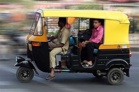 Ấn Độ Xe tuk tuk lao vun vút trên đường phố Bangalore, Ấn Độ. Đây là một phương tiện vận chuyển phổ biến tại các thành phố ở Ấn Độ.