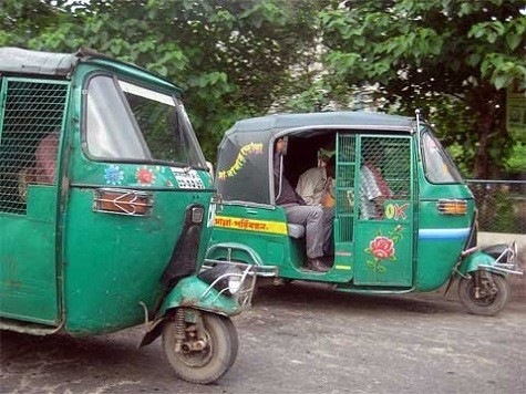 Bangladesh Xe tuk tuk ở Dhaka, Bangladesh thường được người địa phương gọi là taxi nhỏ. Đây là một trong những phương tiện vận chuyển phổ biến nhất ở Bangladesh do kích cỡ và tốc độ. Tuk tuk phù hợp với những con phố chật hẹp, đông người.