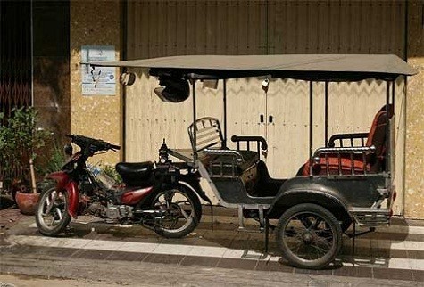 Campuchia Tại Campuchia, tuk tuk thường được dùng để chỉ một chiếc xe máy gắn cabin ở phía sau. Các thành phố ở Campuchia không nhiều xe cộ như Thái Lan do đó, tuk tuk vẫn là phương tiện giao thông đô thị phổ biến nhất.
