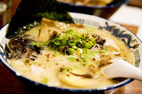 Ramen Bạn có thể thưởng thức tại Fujimaki Gekijyo, Tokyo Giá: 110 USD mỗi bát Đây là món súp tuyệt ngon và khá thú vị được chế biến từ những gia vị đặc trưng của xứ sở hoa anh đào.