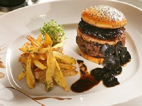 FleurBurger 5000 Giá: 5.000 USD Nhà hàng Fleur Vegas có thịt bò Wagyu và foie gras với nước sốt nấm và nấm cục đen. Thưởng thức kèm với món Hamburger này là một chai rượu vang giá 2.500 USD, Chateau Petrus.