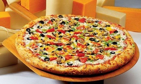 Pizza Giá: 2.400 USD Loại Pizza này đắt đỏ vì nó được chế biển từ 100 gram nấm cục trắng và vàng lá. Muốn thưởng thức bạn phải đặt hàng trước 1 tuần.