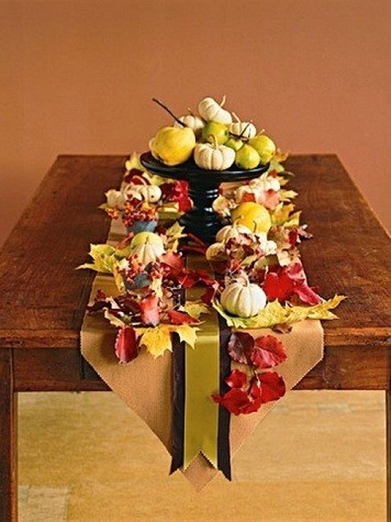 Một dải quy băng handmade, một chút sáng tạo với những tặng phẩm của mùa thu khiến chiếc bàn cũ kỹ trở nên lãng mạn và ngọt ngào hơn.