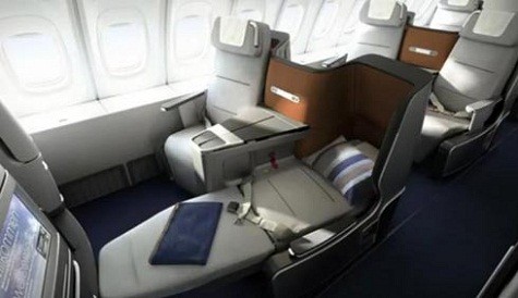 Khoang hạng nhất trên chiếc máy bay 747-8I của hãng hàng không Lufthansa bao gồm một khoang riêng với chiếc ghế siêu rộng, có khả năng kéo dài thành một mặt phẳng giúp khách VIP tha hồ ngủ giữa chuyến bay dài.