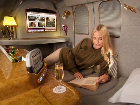 Hãng hàng không Emirates đã tận dụng độ rộng của A380 để biến khoang hạng nhất thành một chốn nghỉ ngơi xa xỉ thực sự, với khu nằm riêng và cả một phòng spa.