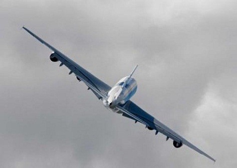 Cả về phương diện độ "khủng" của kích cỡ, độ xa xỉ của khoang hành khách hay độ phổ biến, chiếc máy bay Airbus A380 được đánh giá trên Boeing 747-8I, tờ Business Insider nhận định.