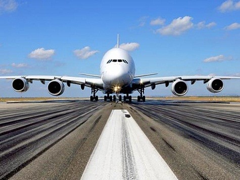 Còn chiếc Siêu máy bay của A380 có sải cảnh rộng hơn hẳn, gần 80 mét.