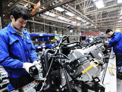 Công nhân trong một nhà máy ô tô Nhật tại Quảng Đông, Trung Quốc. Ảnh: China Daily