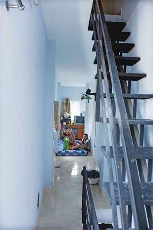 Cầu thang chỉ được rộng bằng nửa chiều sâu căn nhà để có chiếu nghỉ và lên tiếp tầng trên.
