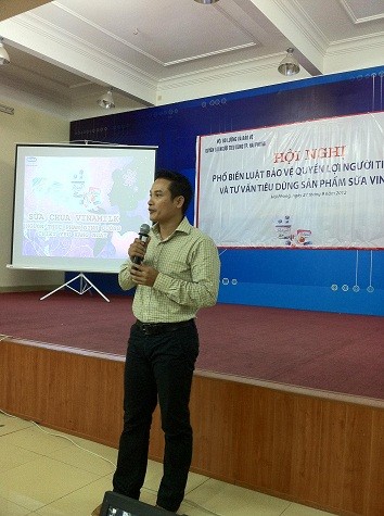Ông Phạm Lê Thái – Quản lý Nhãn hiệu cấp cao Vinamilk giới thiệu với người tiêu dùng về các sản phẩm sữa chua có lợi cho sức khoẻ của Vinamilk